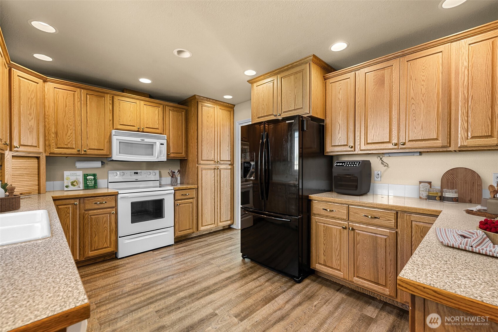 523 K Street Southwest Quincy, WA 98848 - Photo 13 of 35 a kitchen with a refrigerator stove and sink
