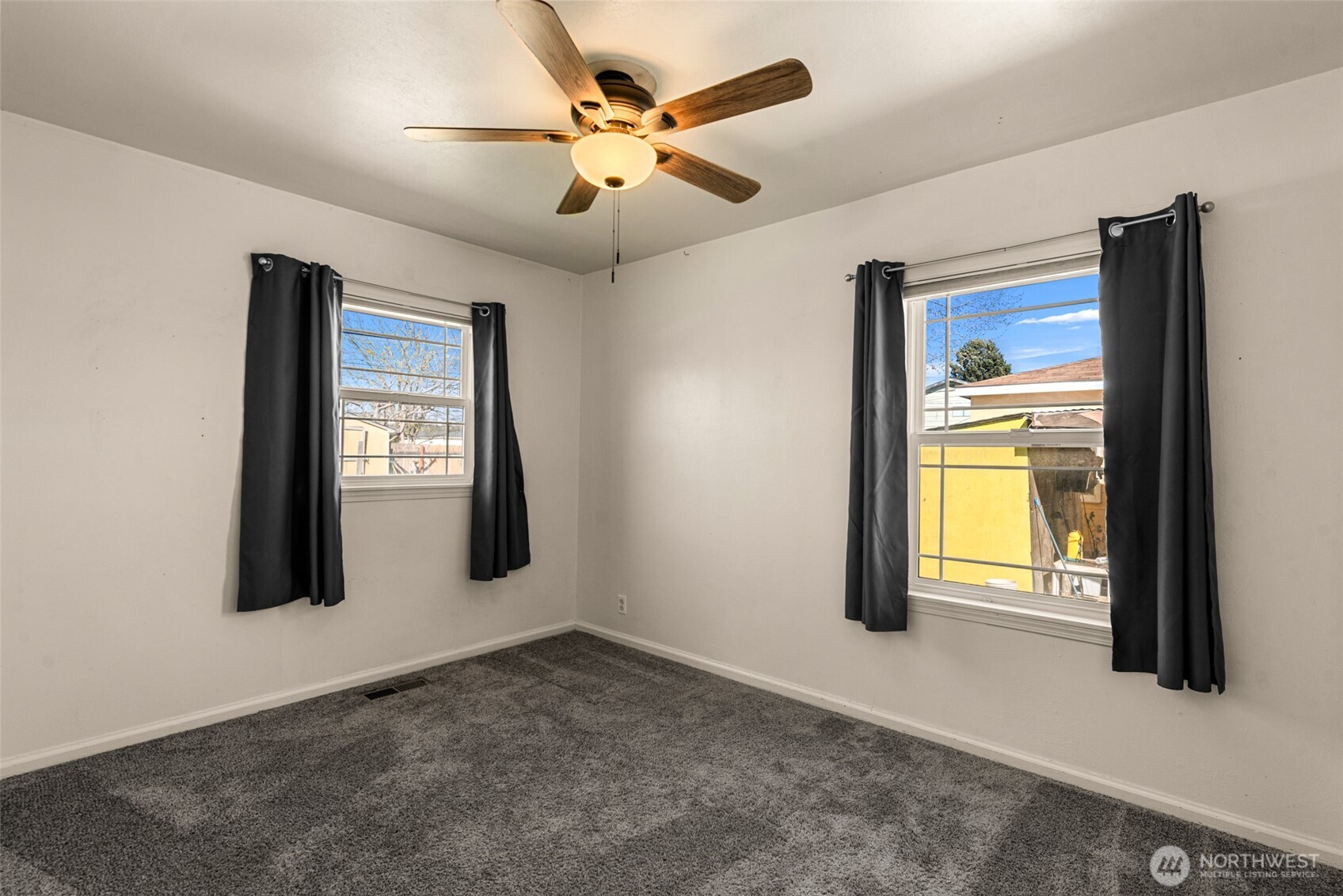 523 K Street Southwest Quincy, WA 98848 - Photo 20 of 35 a view of an empty room and window