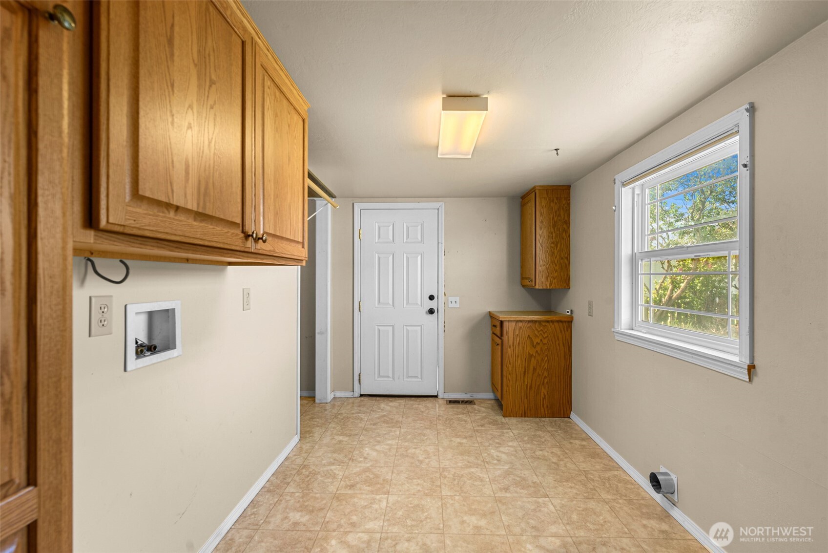523 K Street Southwest Quincy, WA 98848 - Photo 23 of 35 an empty room with windows