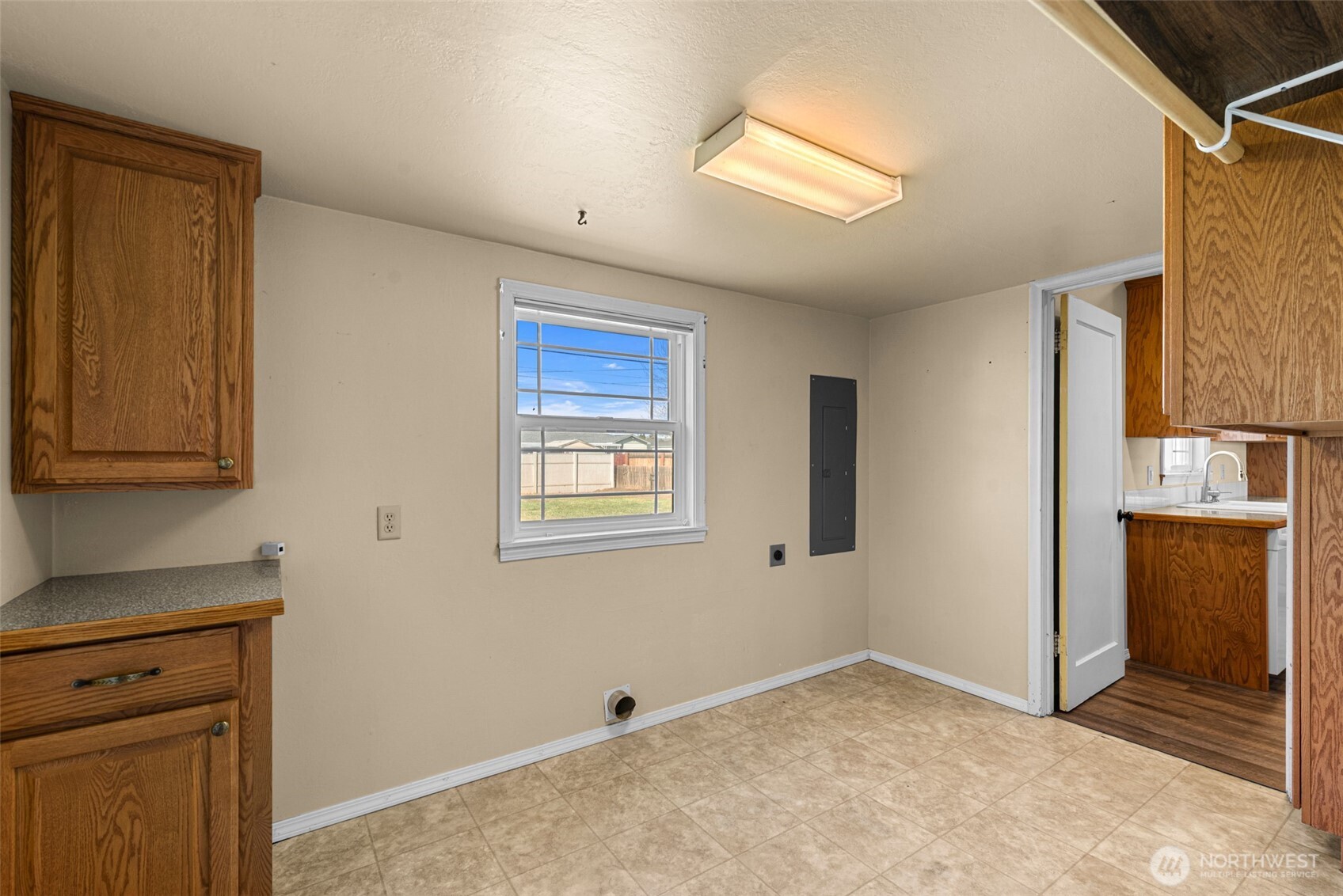 523 K Street Southwest Quincy, WA 98848 - Photo 24 of 35 an empty room with windows and cabinet