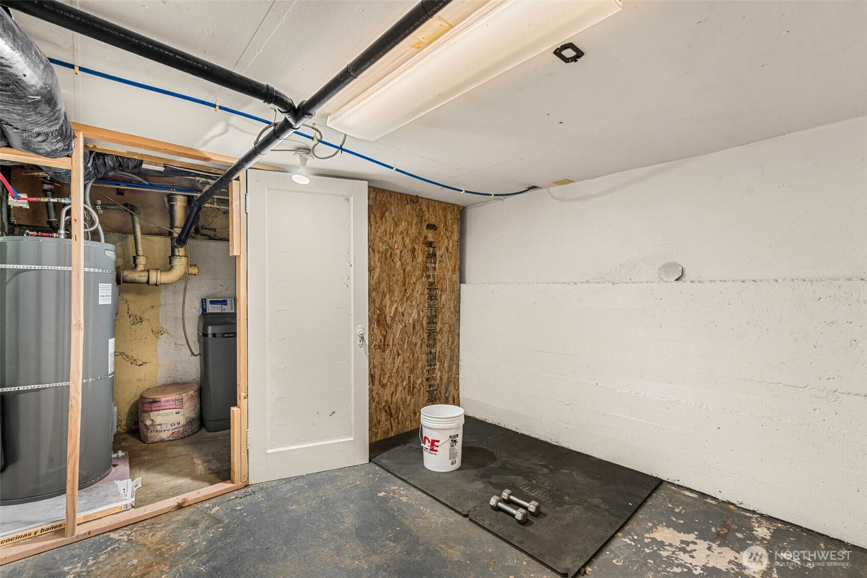 523 K Street Southwest Quincy, WA 98848 - Photo 26 of 35 a view of an empty room and window