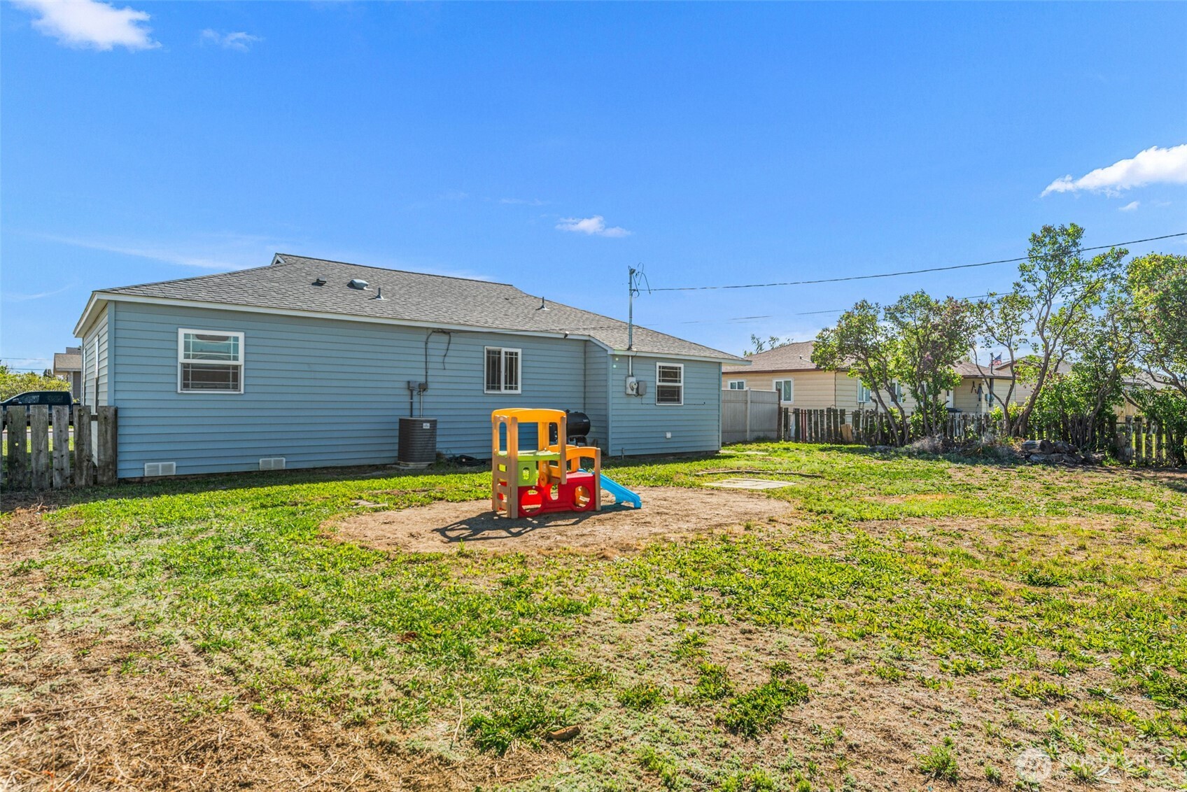 523 K Street Southwest Quincy, WA 98848 - Photo 31 of 35 a view of a backyard with a small cabin