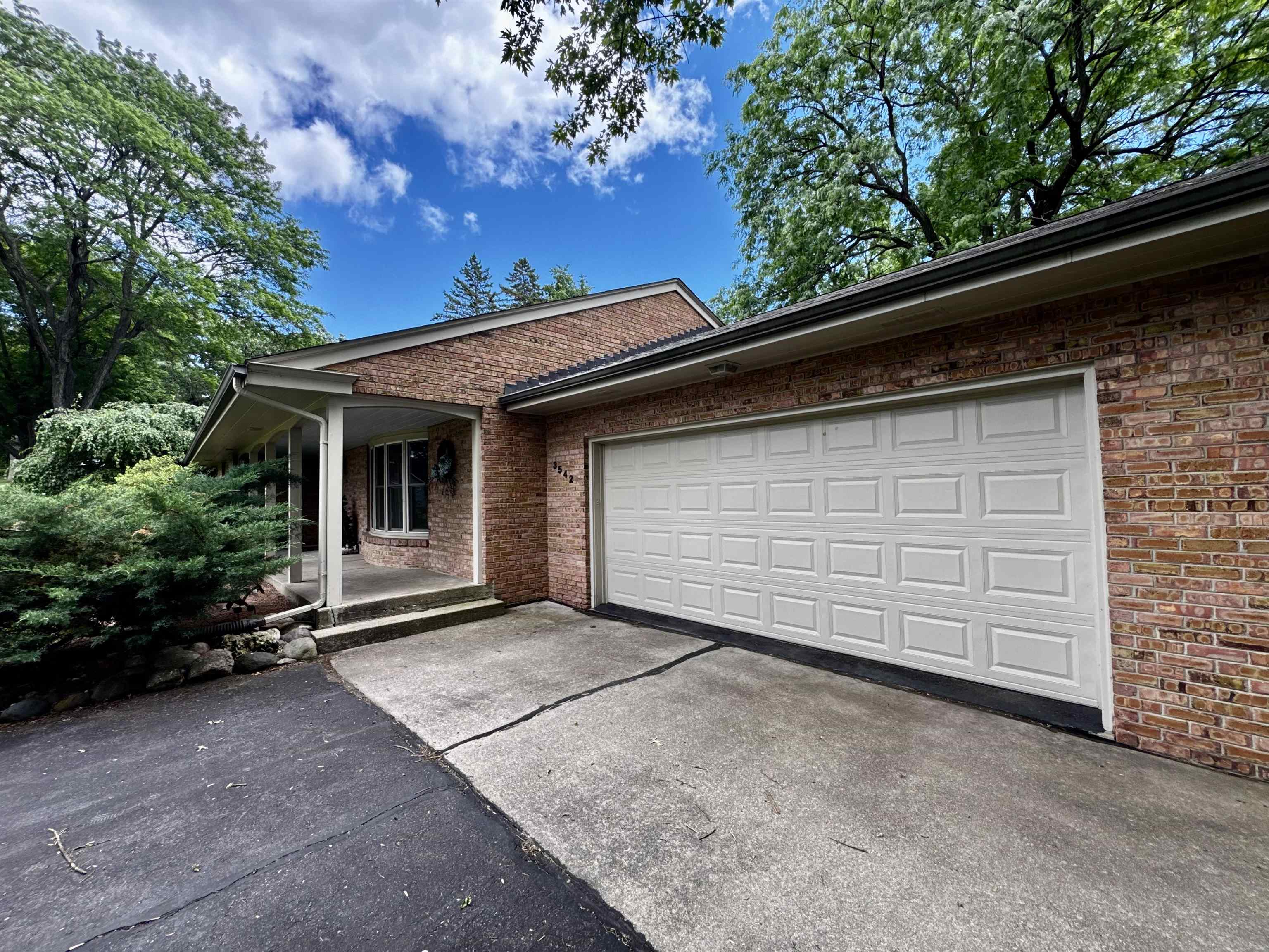 3542 Bee Lane Beloit, WI 53511 - Photo 2 of 29