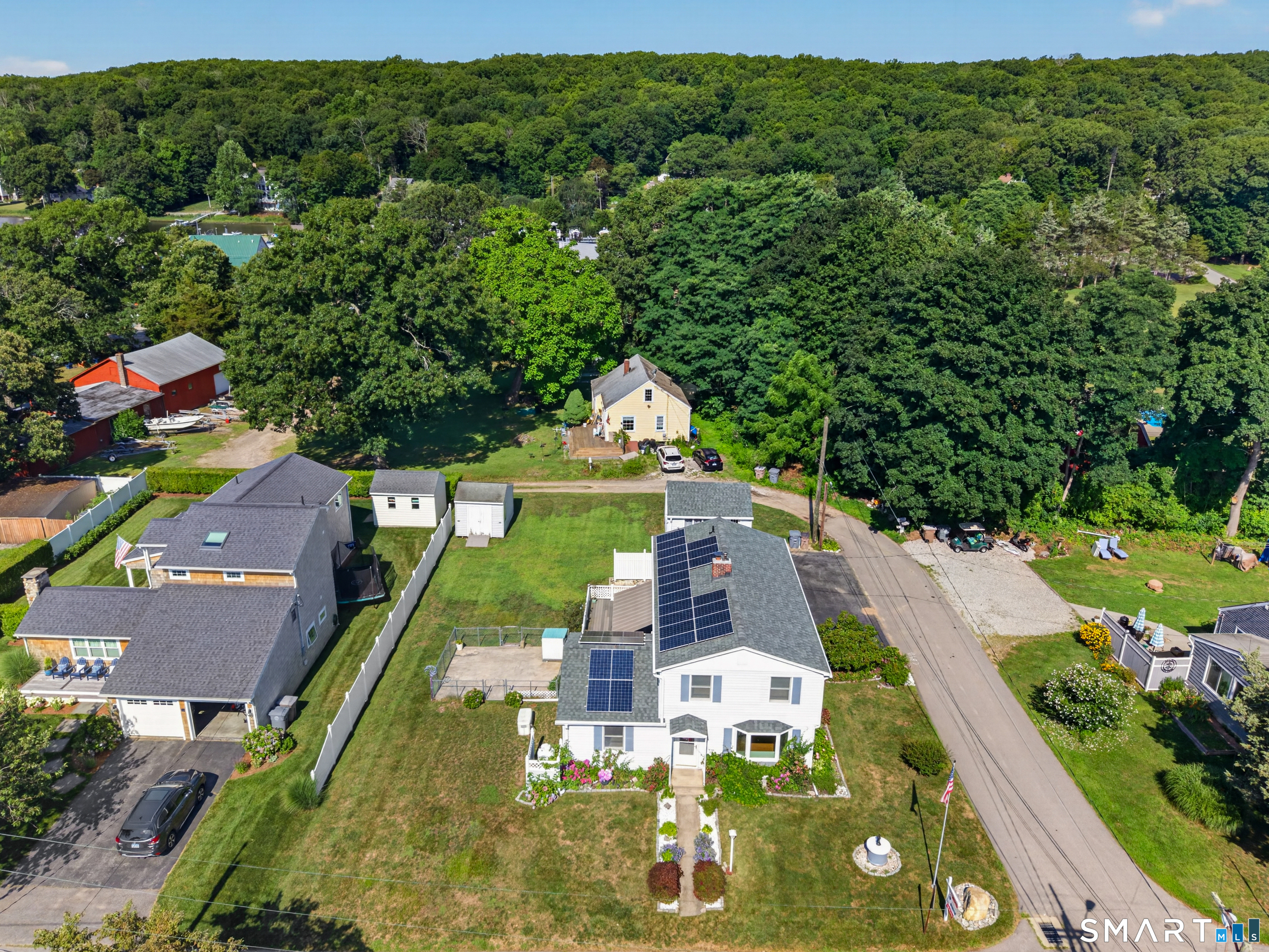9 W Road East Lyme, CT 06357 - Photo 4 of 40