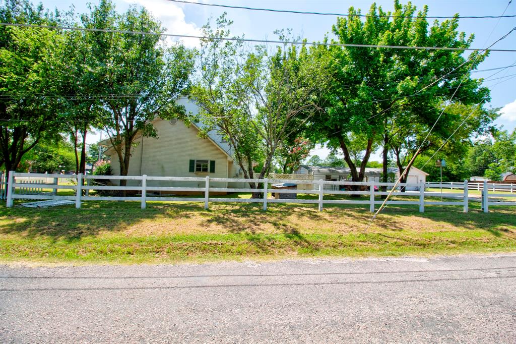 503 Sherman Street Tioga, TX 76271 - Photo 5 of 13