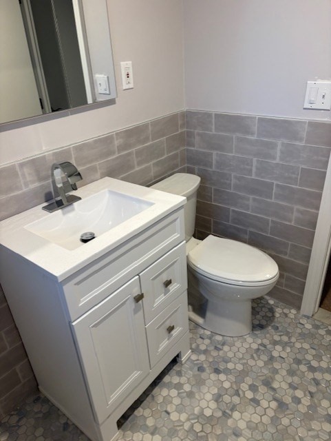 189 River Street, Unit 6 Waltham, MA 02453 - Photo 8 of 9 a bathroom with a sink a toilet and a mirror