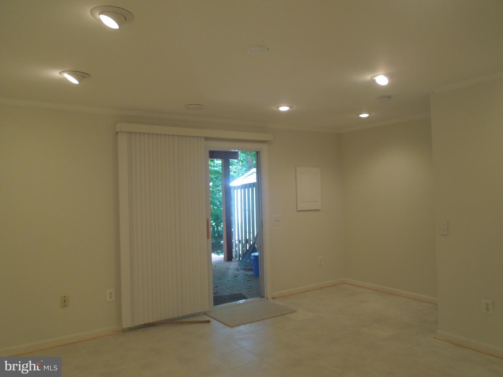 14853 Basingstoke Loop Centreville, VA 20120 - Photo 21 of 30 an empty room with windows and closet