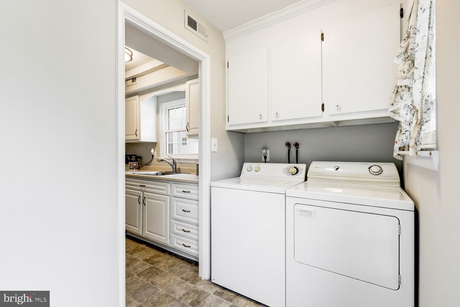 425 Valleybrook Drive Lancaster, PA 17601 - Photo 6 of 50 a utility room with dryer and washer