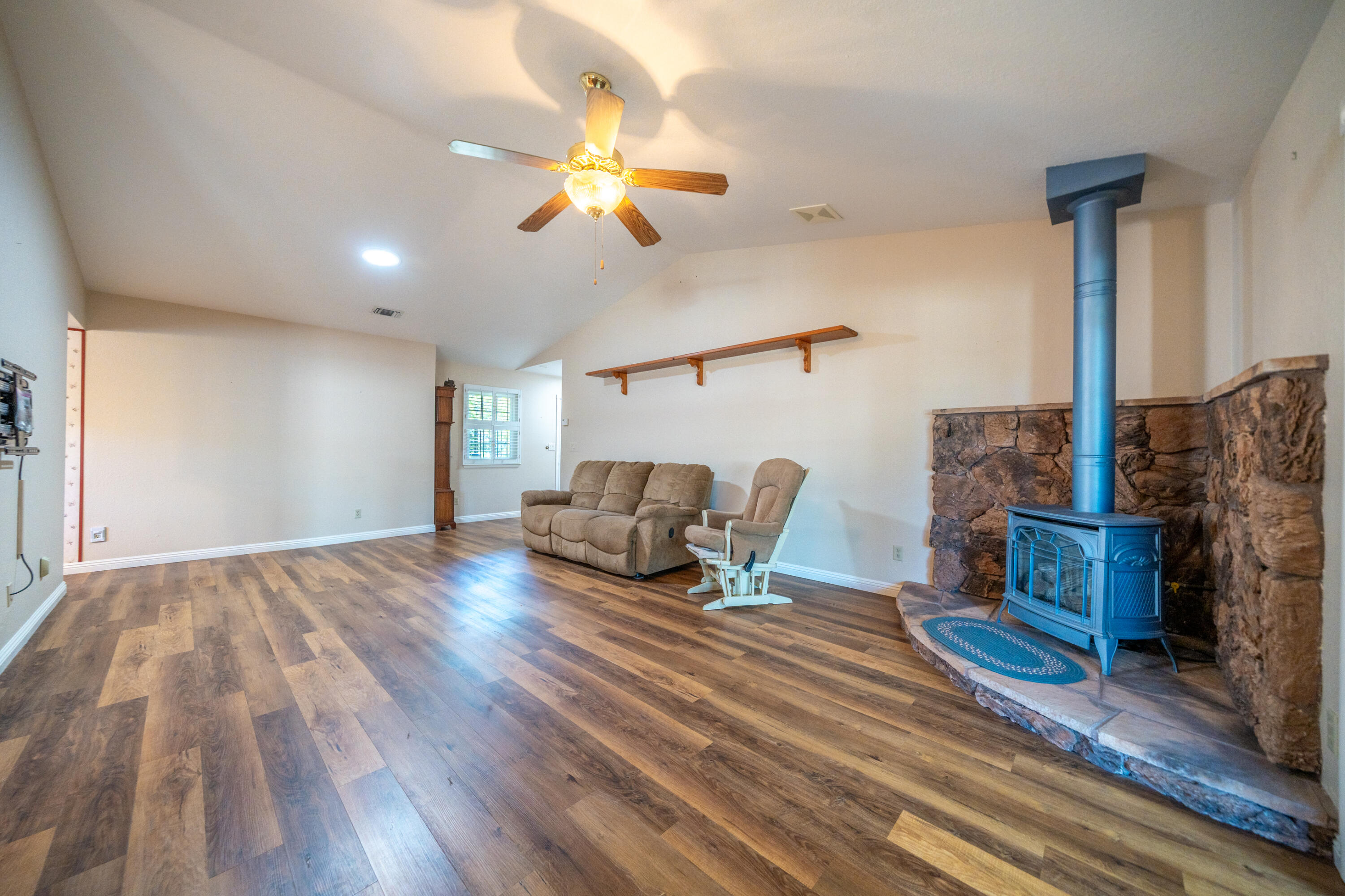 1075 Goodview Way Redding, CA 96003 - Photo 8 of 46 1075 Goodview Way-17