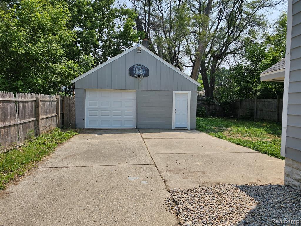 1073 West Bristol Road Flint, MI 48507 - Photo 7 of 24 Gallery Image 7