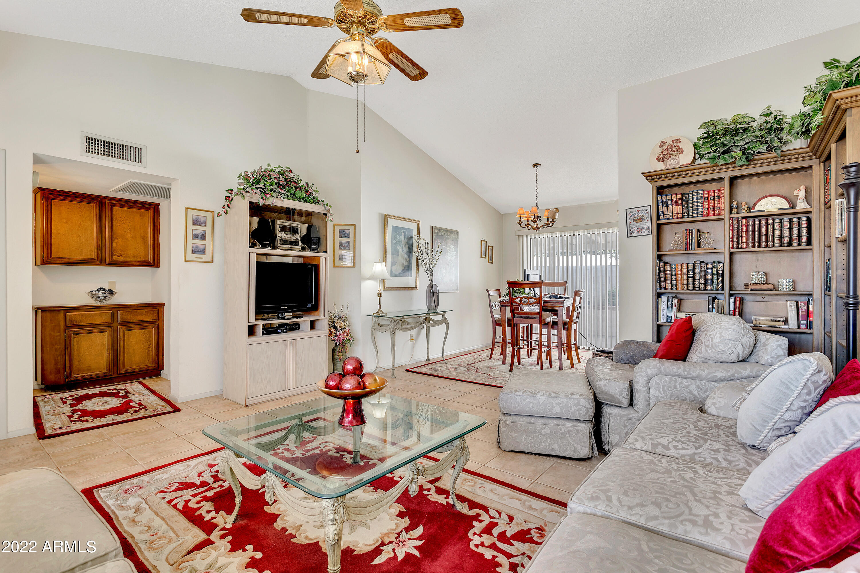 930 East Wagoner Road Phoenix, AZ 85022 - Photo 5 of 20 Roomy living room