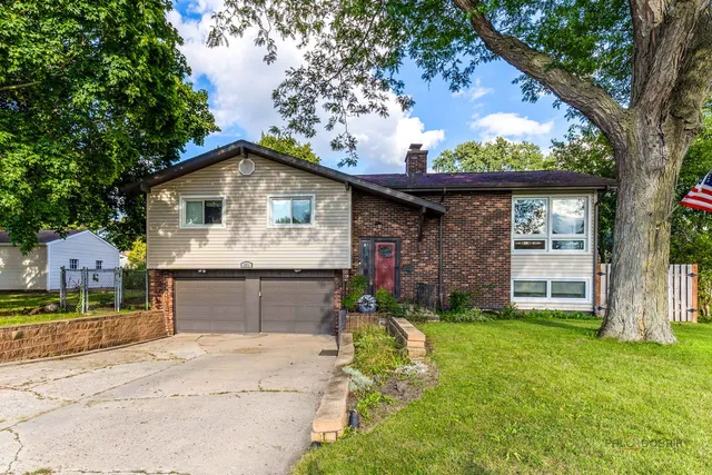 $295,000 | 571 Nash Road, Crystal Lake, IL 60014