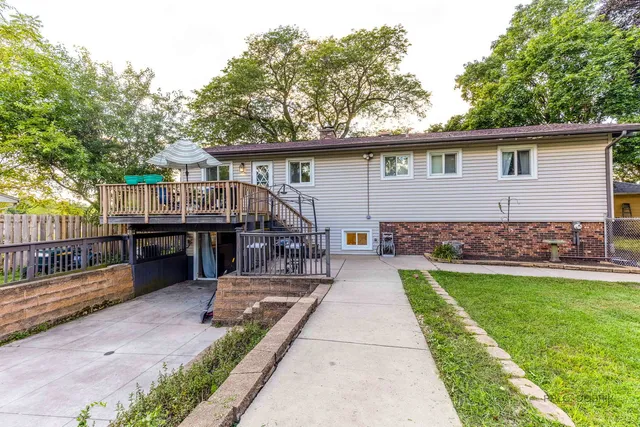 $295,000 | 571 Nash Road, Crystal Lake, IL 60014