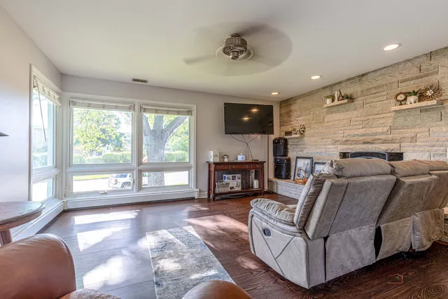 $295,000 | 571 Nash Road, Crystal Lake, IL 60014