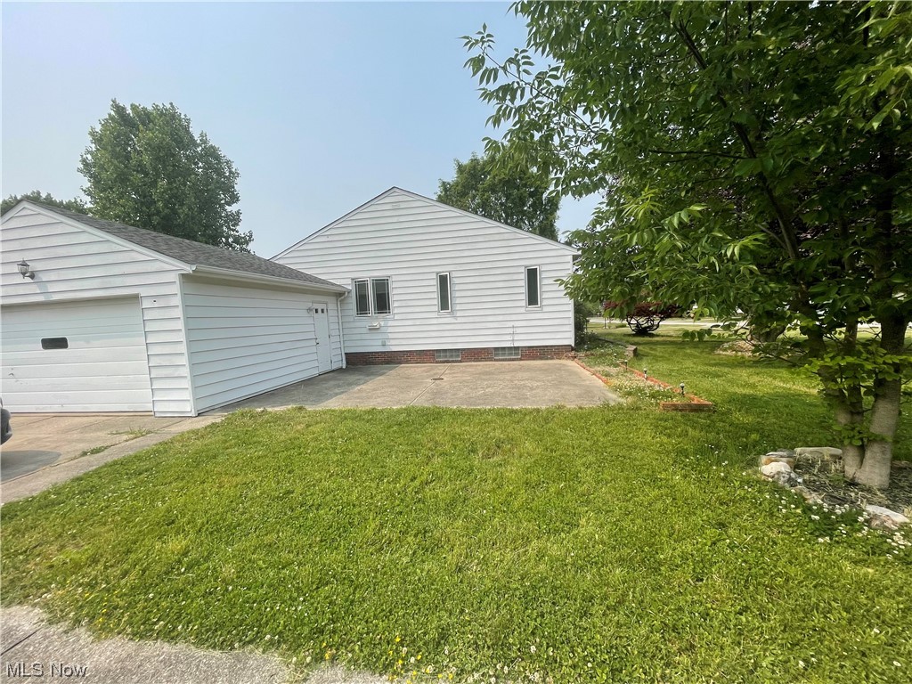 13052 Atlantic Road Strongsville, OH 44149 - Photo 2 of 33 attached garage