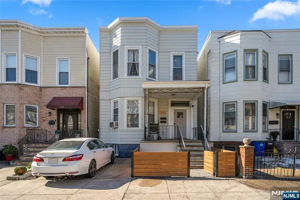 $2,800 | 215 Dodd Street, Unit 1, Weehawken, NJ 07086