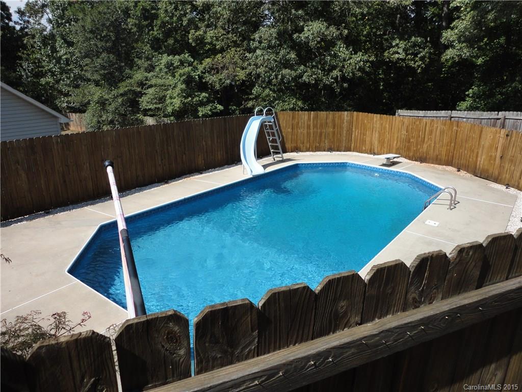 952 Pleasant Ridge Road, Unit 31 Fort Mill, SC 29715 - Photo 22 of 23 a view of a chairs and table in the patio