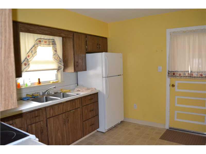 127 Ridgeview Drive Aliquippa, PA 15001 - Photo 4 of 12 Kitchen.