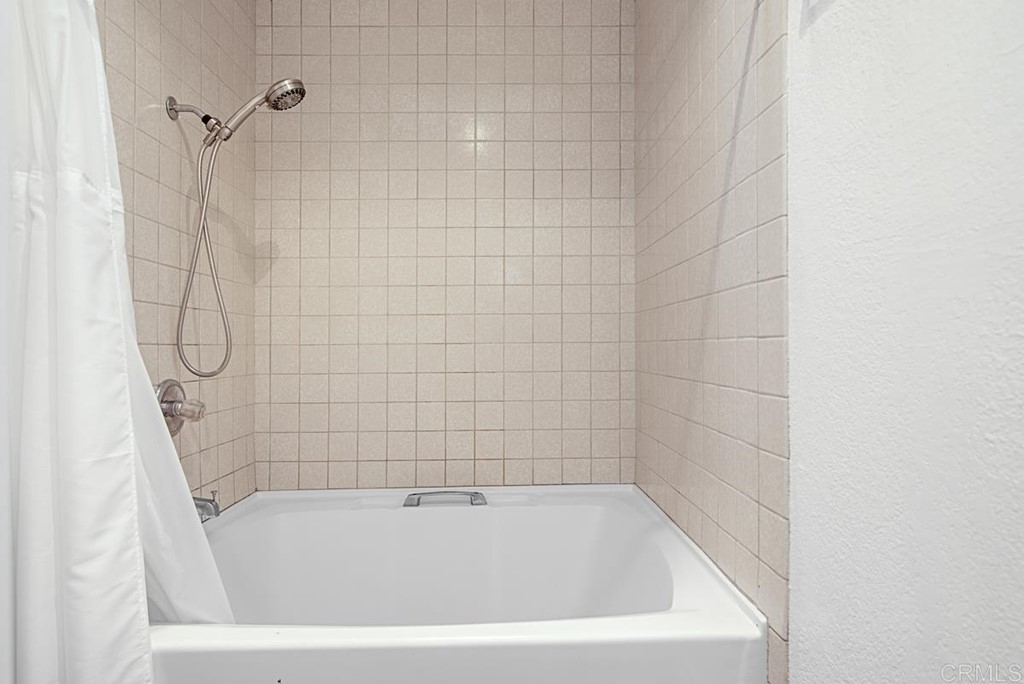 2372 Altisma Way, Unit C Carlsbad, CA 92009 - Photo 24 of 30 a bath tub sitting next to a shower