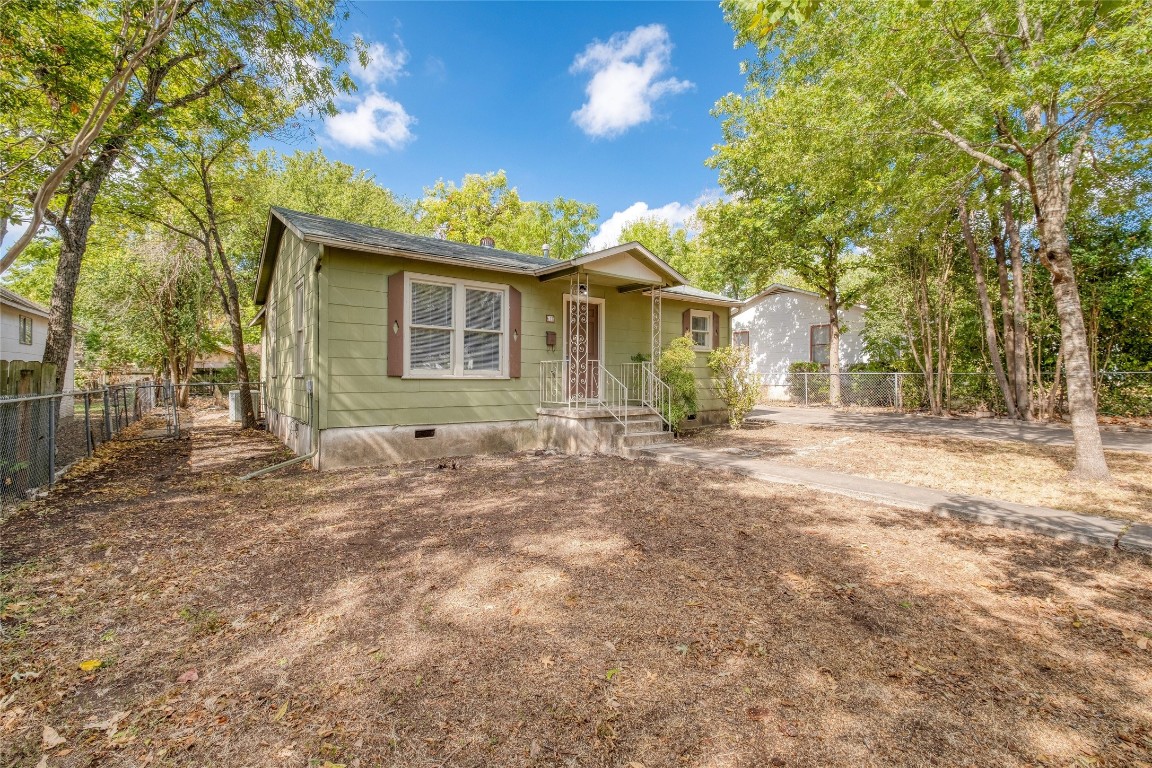 611 Genard Street Austin, TX 78751 - Photo 2 of 26 front view of a house with a yard