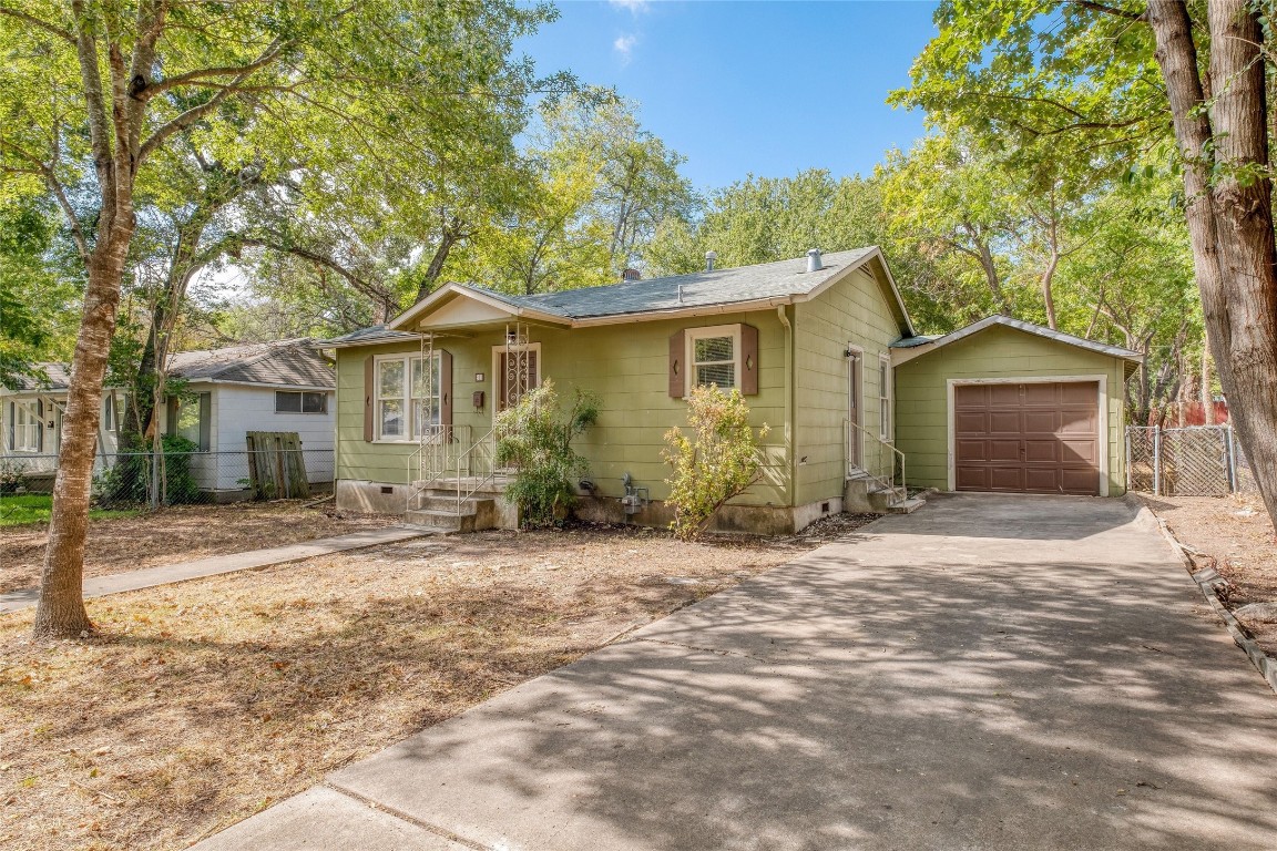 611 Genard Street Austin, TX 78751 - Photo 3 of 26 a front view of a house with a garden