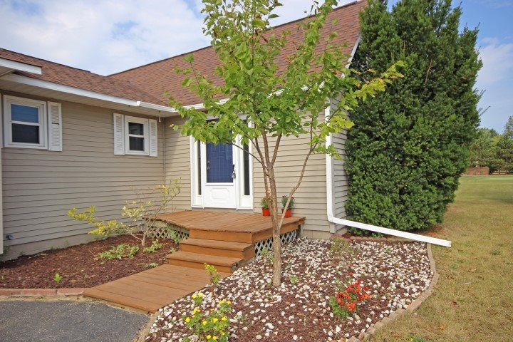 835 North Keystone Road Traverse City, MI 49696 - Photo 2 of 37 1838979-1.JPG