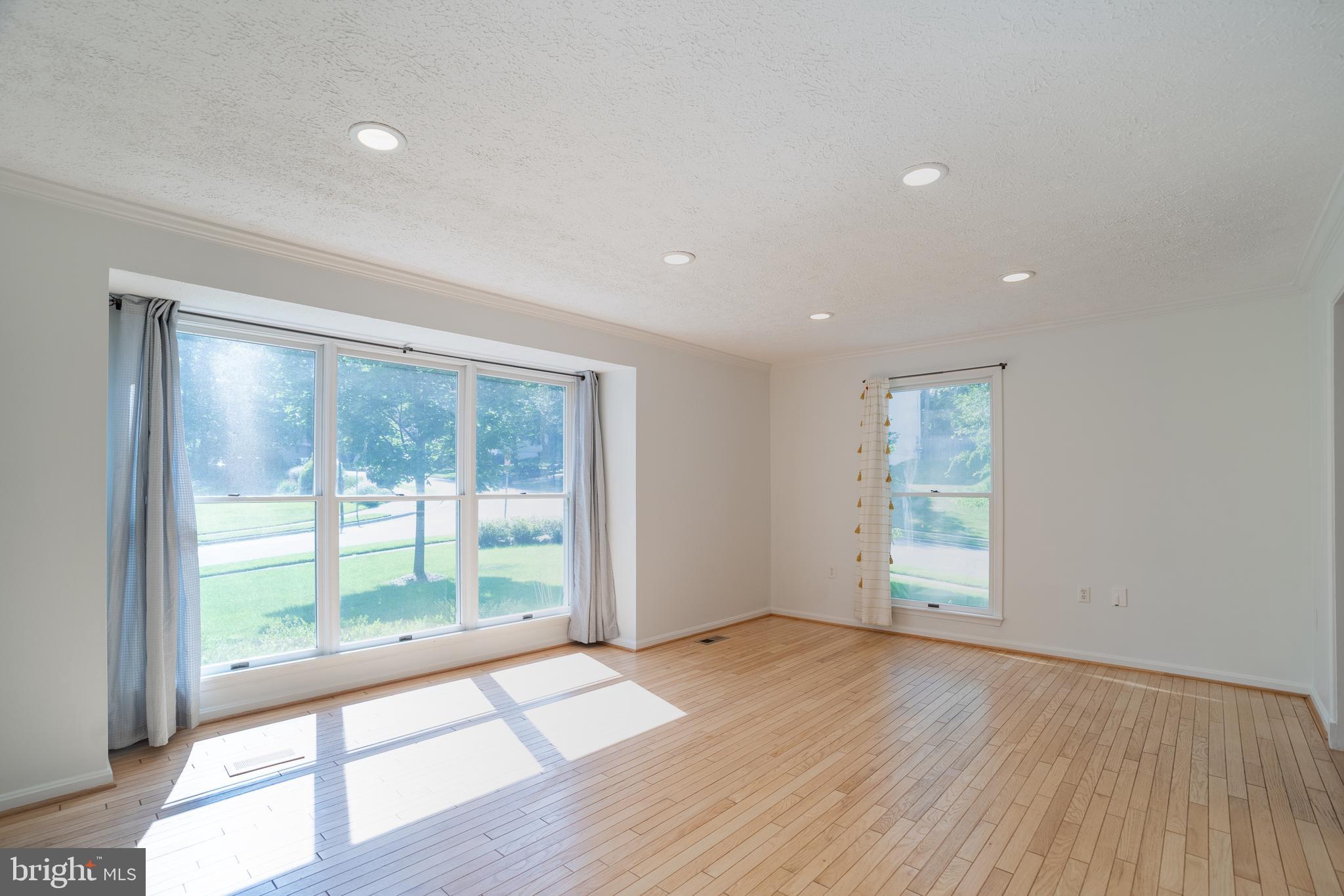 1233 Cooper Station Road Herndon, VA 20170 - Photo 10 of 27 Living Room