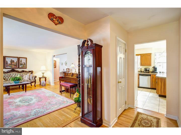 492 Tuckerton Road Medford, NJ 08055 - Photo 3 of 25 Foyer