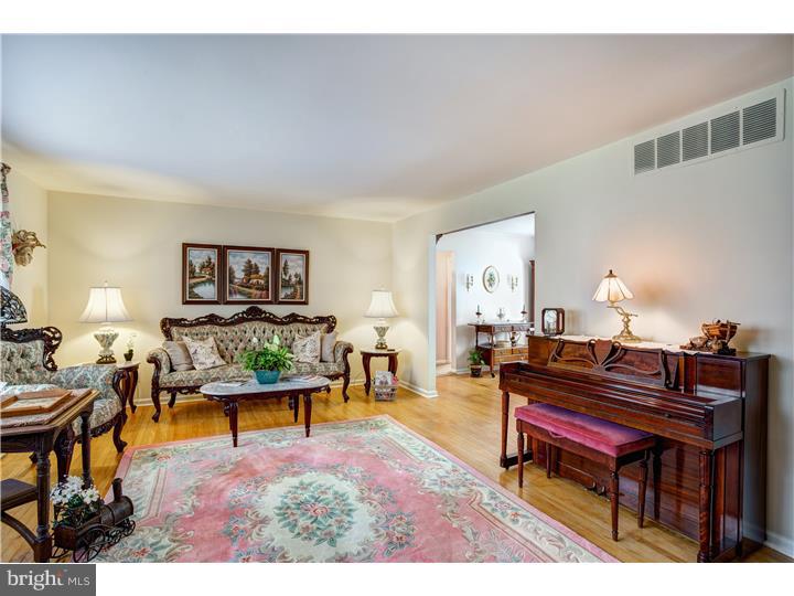 492 Tuckerton Road Medford, NJ 08055 - Photo 4 of 25 Living Room