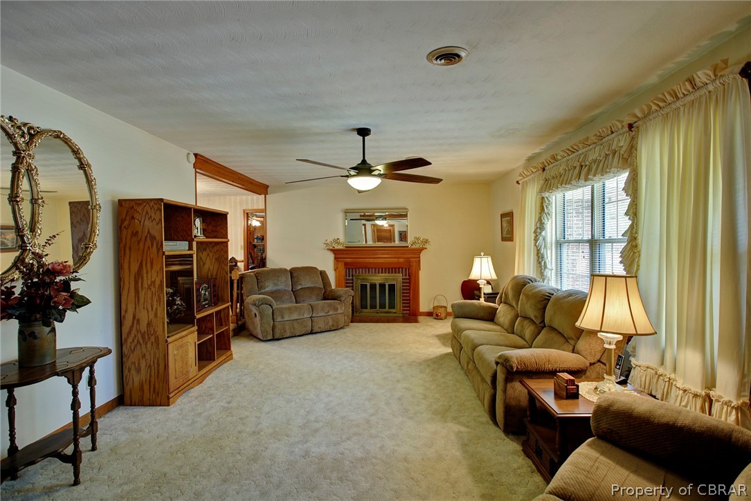 509 Meadowfield Road Yorktown, VA 23692 - Photo 5 of 31 Living Room