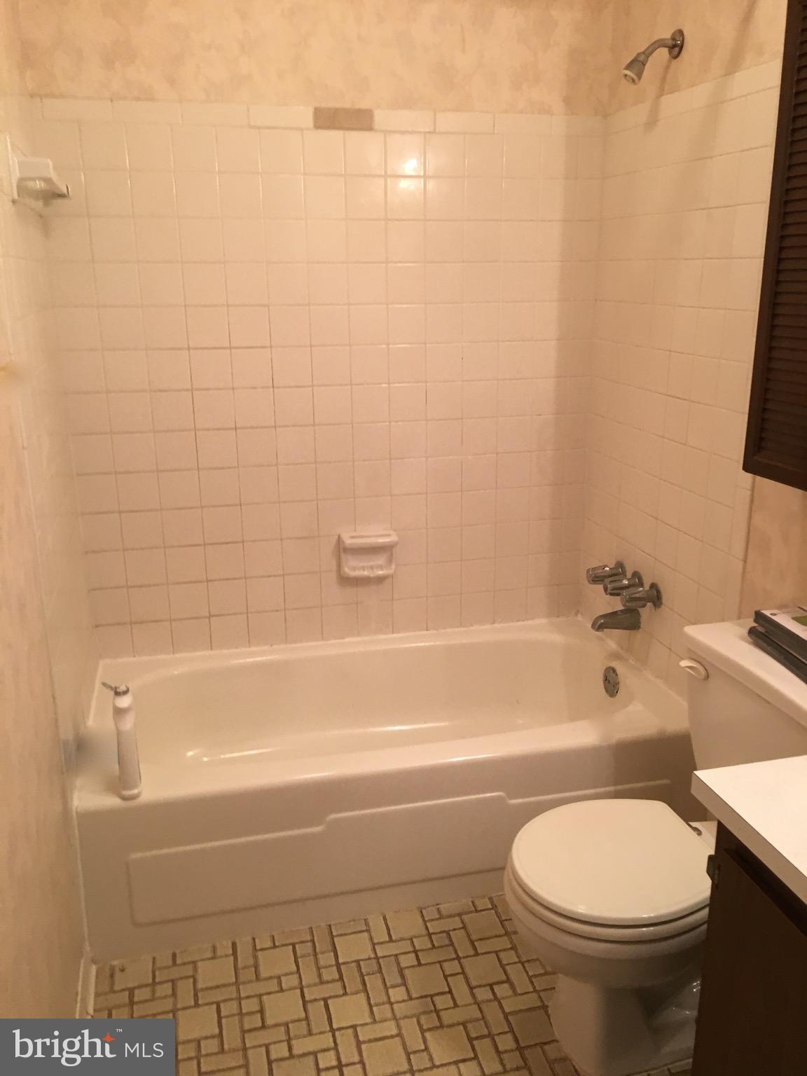 6260 Edsall Road, Unit 401 Alexandria, VA 22312 - Photo 18 of 30 a bathroom with a toilet and a bath tub