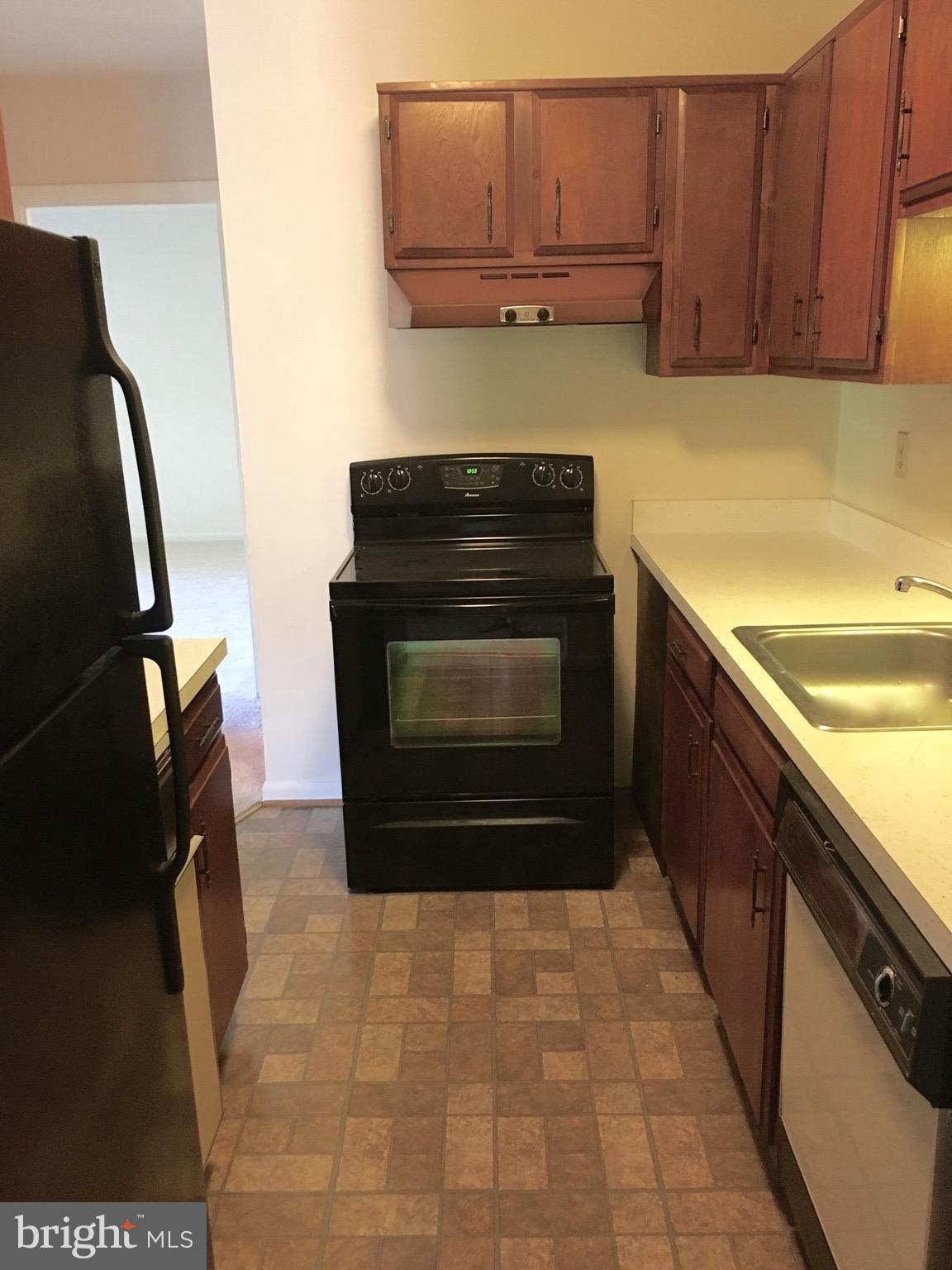 6260 Edsall Road, Unit 401 Alexandria, VA 22312 - Photo 3 of 30 a kitchen with a sink and a stove