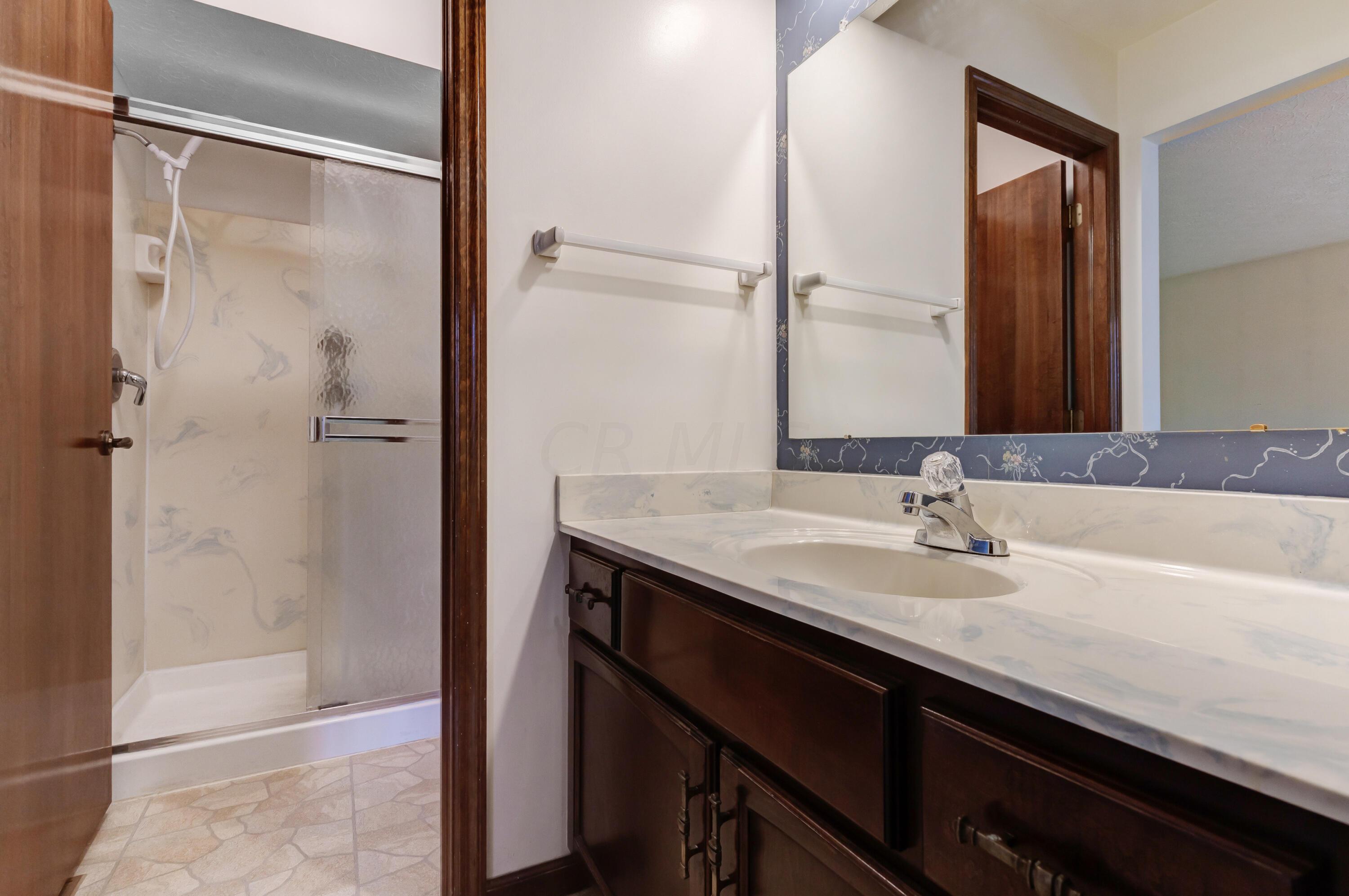 2571 Youngs Grove Road Columbus, OH 43231 - Photo 22 of 40 Owner's Bath with Shower/Toilet Room