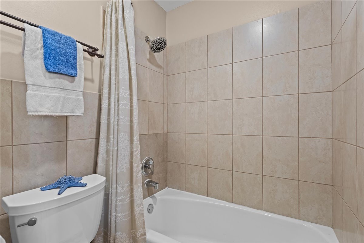 260 East Chestnut Street, Unit 611 Chicago, IL 60611 - Photo 13 of 20 a bathroom with a bathtub and toilet