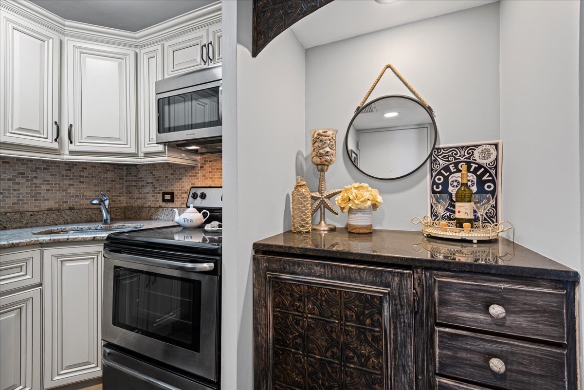 260 East Chestnut Street, Unit 611 Chicago, IL 60611 - Photo 6 of 20 a kitchen with granite countertop a stove and a sink