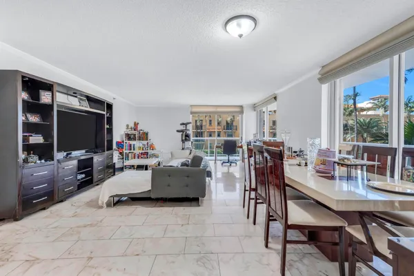 $785,000 | 8855 Collins Avenue, Unit 2D, Surfside, FL 33154