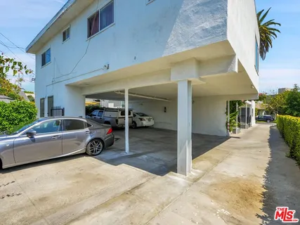 a view of a livingroom with furniture