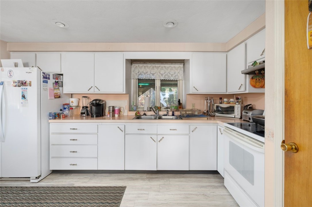 9 Regent Street Coventry, RI 02816 - Photo 8 of 46