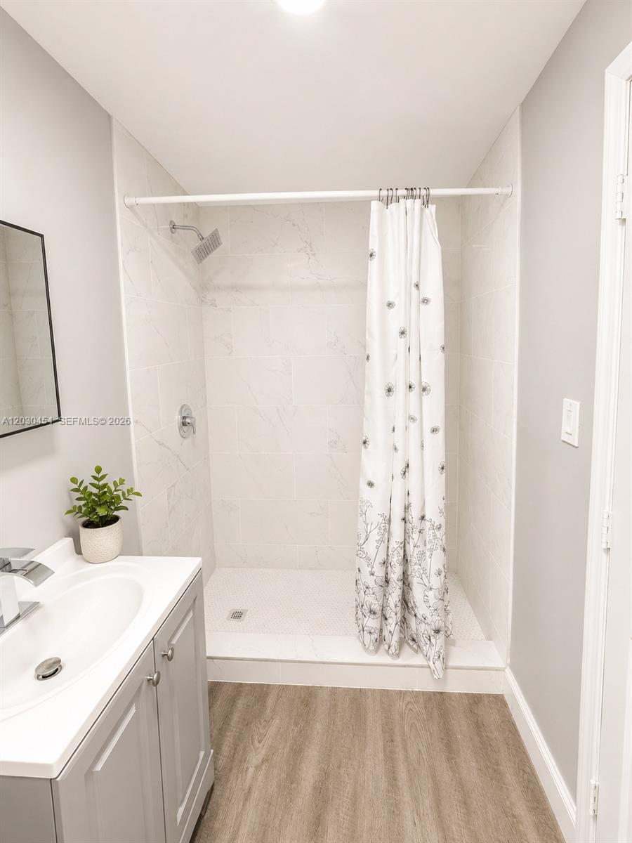 20600 Southwest 118th Place Miami, FL 33177 - Photo 4 of 10 Master bathroom