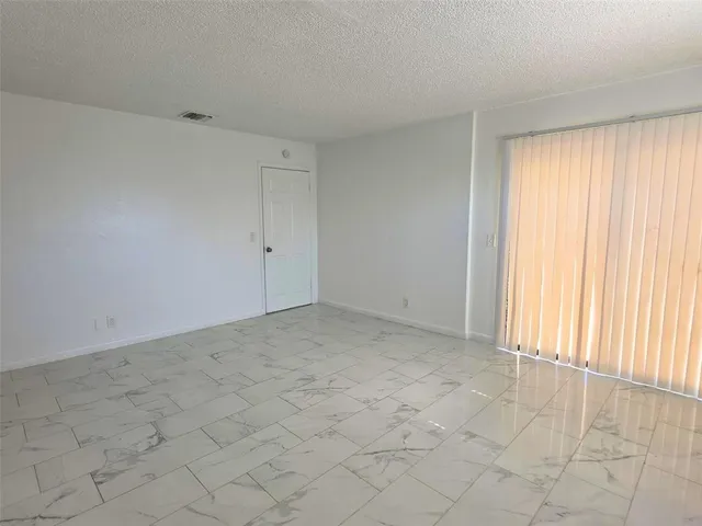 $2,049 | 928 South Federal Highway, Unit 25, Lake Worth Beach, FL 33460