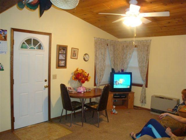 1432 Mussel Shoals Avenue Shasta Lake, CA 96019 - Photo 4 of 24 Living Room