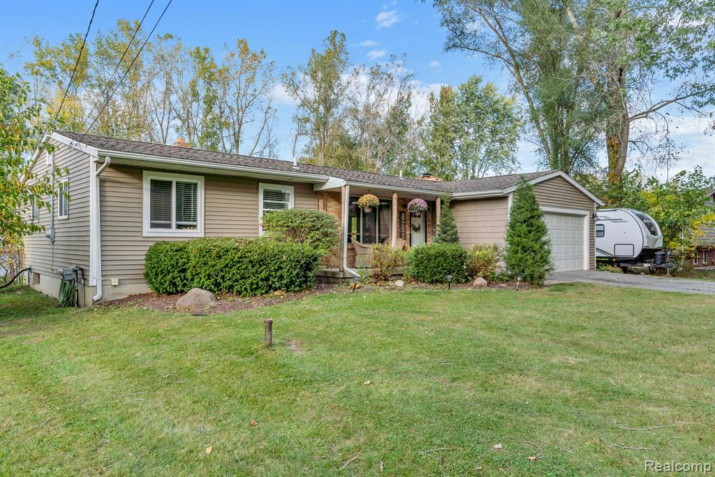 8302 Coldwater Road Flushing, MI 48433 - Photo 3 of 37