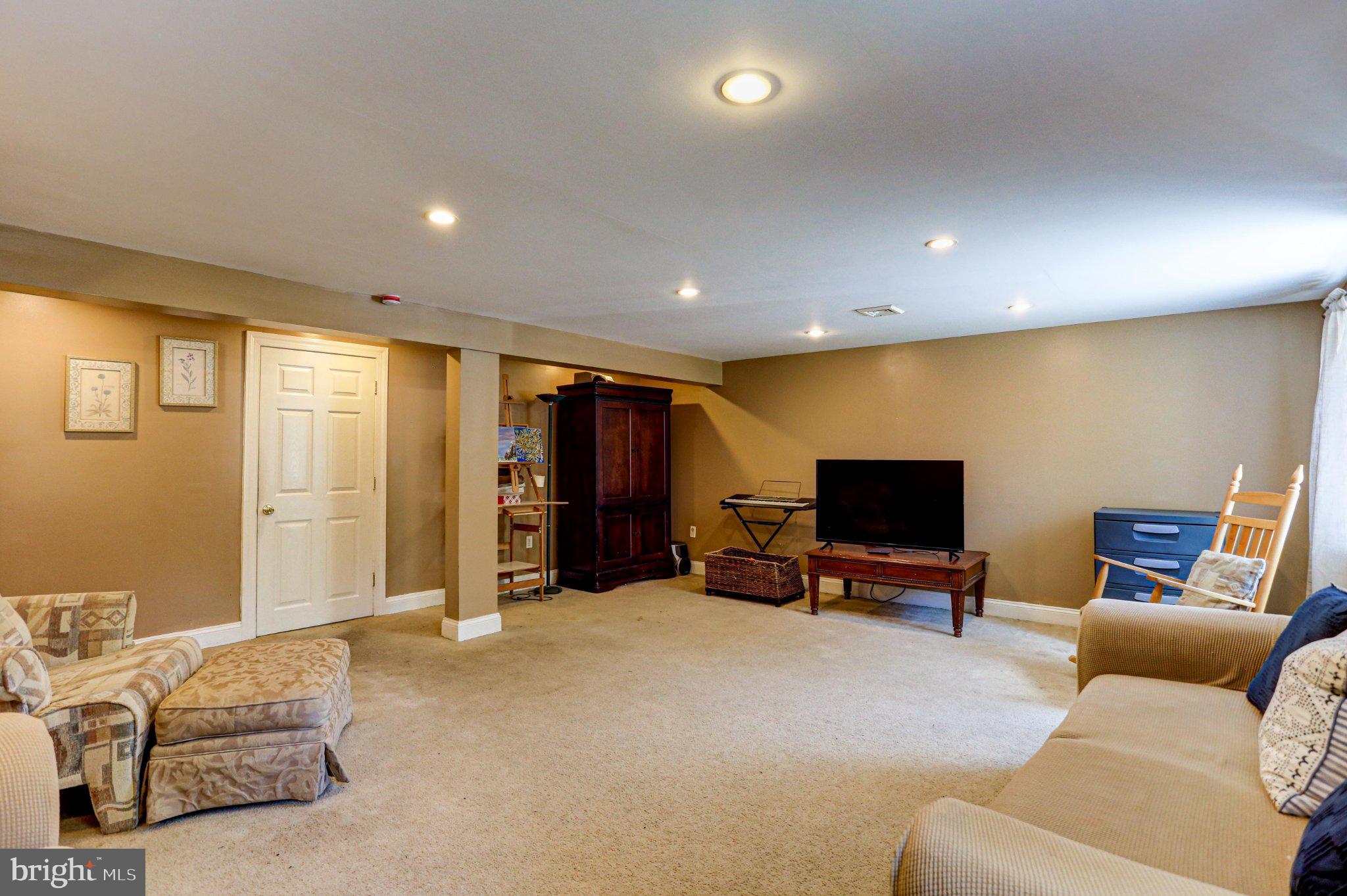 125 West Thomson Avenue Springfield, PA 19064 - Photo 24 of 41 Spacious, inviting living area awaits.