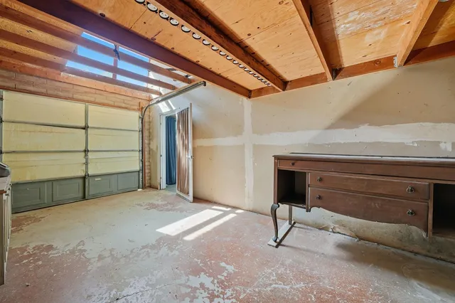 a view of a house with backyard