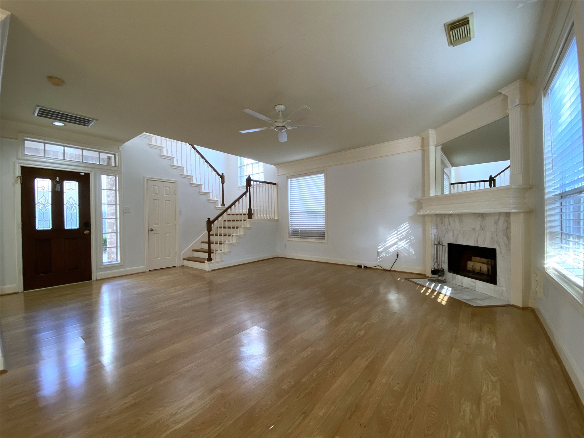 Have you been looking for a home with lots of living space, no carpeting, & walking distance to restaurants & popular social spots? Welcome home!