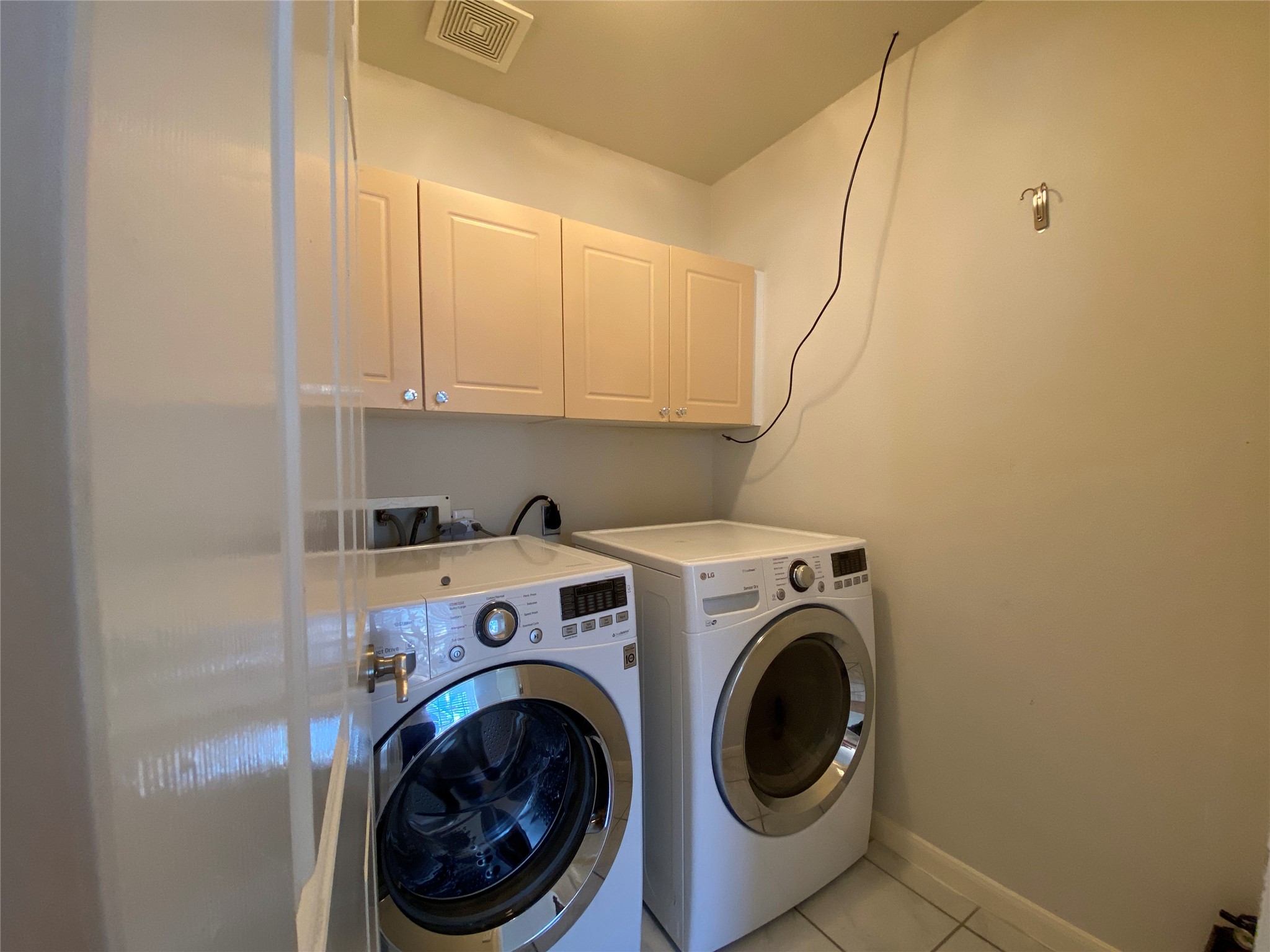 2604 Hopkins Street, Unit 1/2 Houston, TX 77006 - Photo 15 of 26 Washer/dryer included!