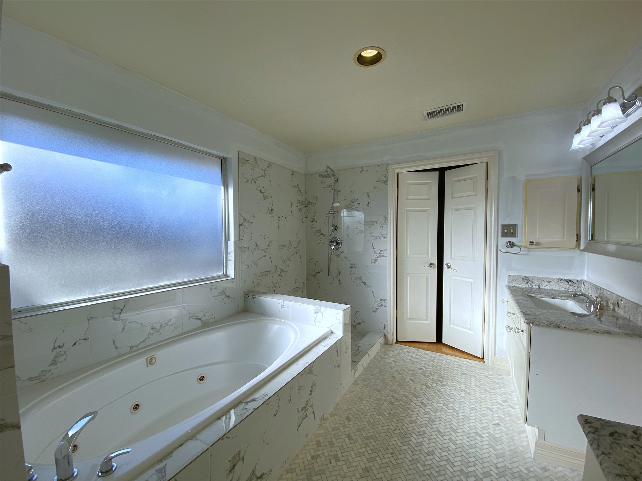 2604 Hopkins Street, Unit 1/2 Houston, TX 77006 - Photo 24 of 26 Jetted tub and separate shower!