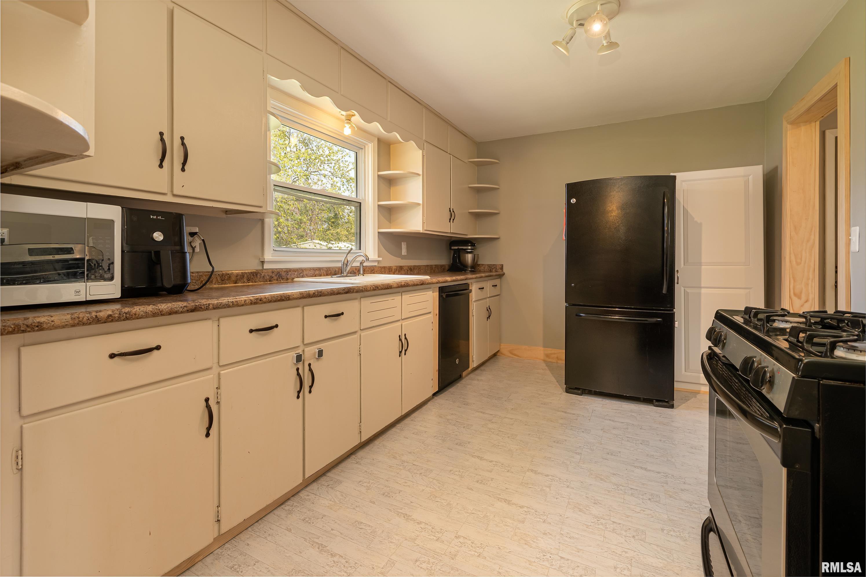 1502 Harlan Road Mount Vernon, IL 62864 - Photo 8 of 25 Gallery Image 8