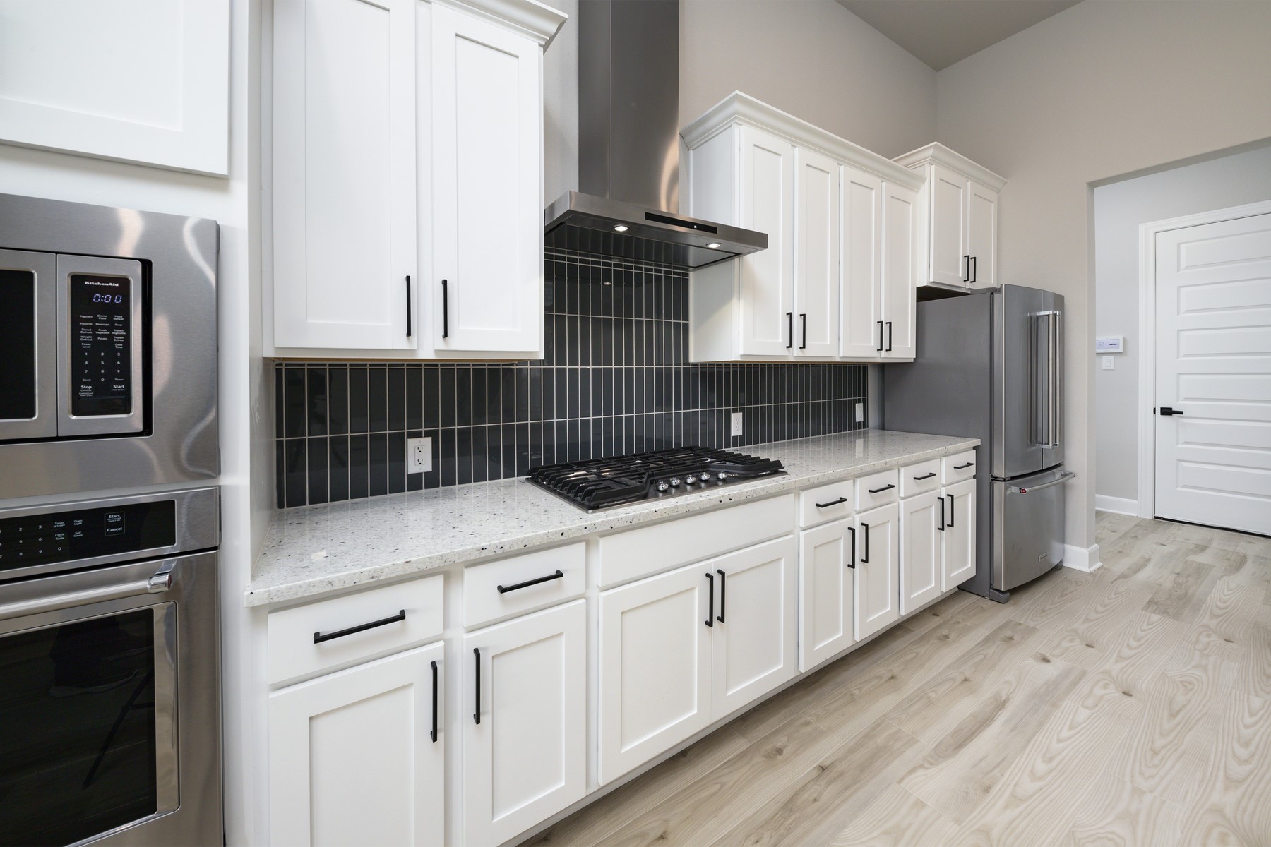 10622 Sutter Crk Drive Rosharon, TX 77583 - Photo 8 of 28 From the high-end gas cooktop to the sleek built-in microwave and oven tower, this workspace is designed to make meal prep both stylish and efficient.