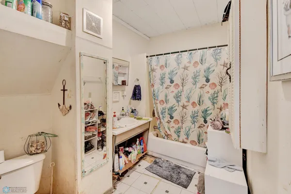 $141,125 | 421 2nd Street Northeast, Valley City, ND 58072